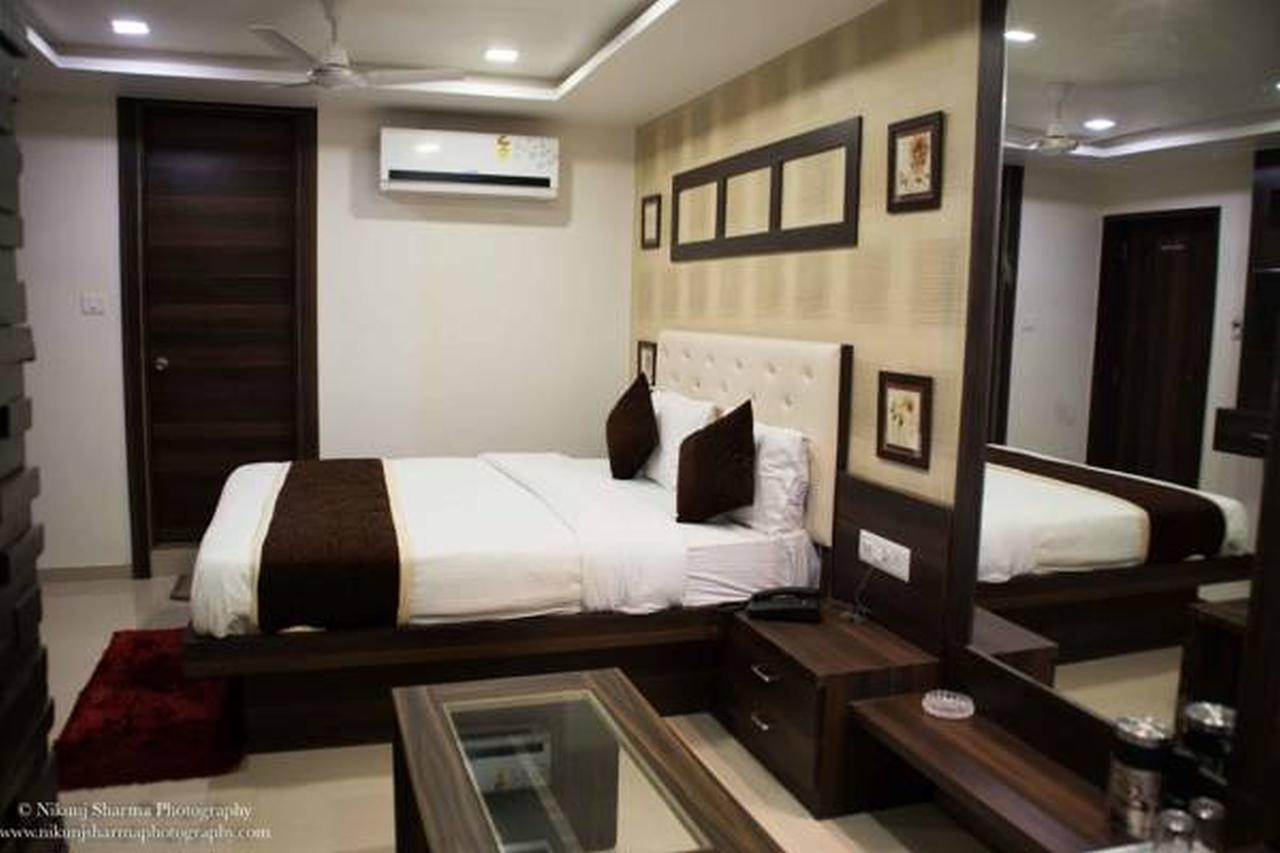 אחמדאבאד Hotel Gitanjali Inn By Bizzgrow Hotels מראה חיצוני תמונה